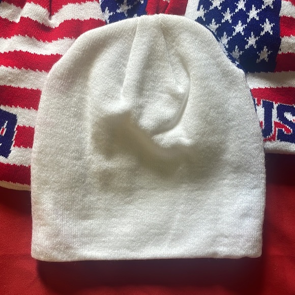 NWOT FLAG BEANIE RED WHITE & BLUE FLAG ON 1 SIDE & WHITE ON THE OTHER ONE SIZE - Picture 4 of 5